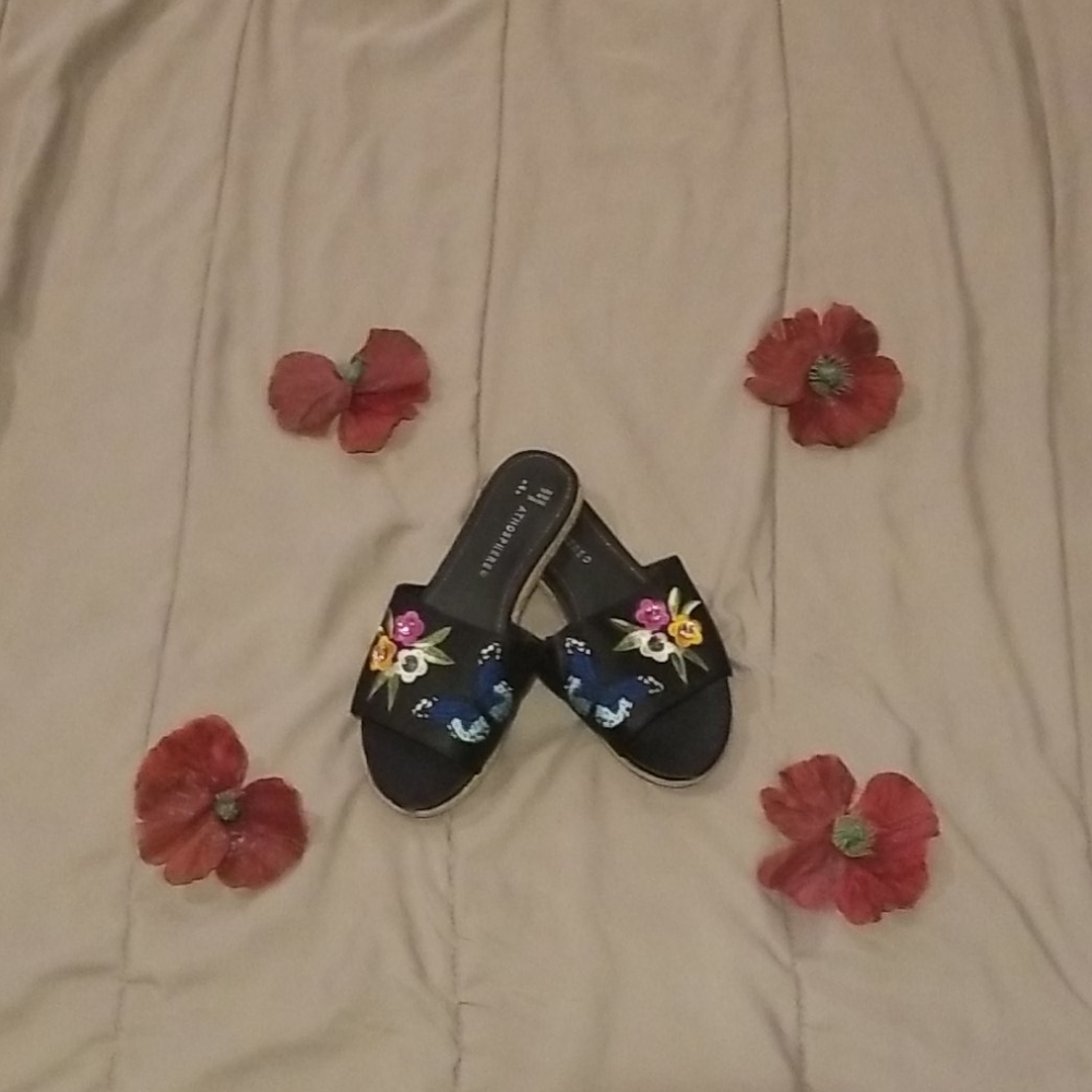 *black sandals*embroidered flowers*espadrille